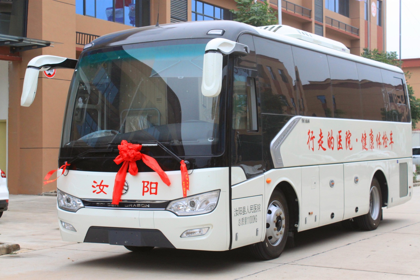 8.2 m Medical Examination Bus — Portfolio photograph