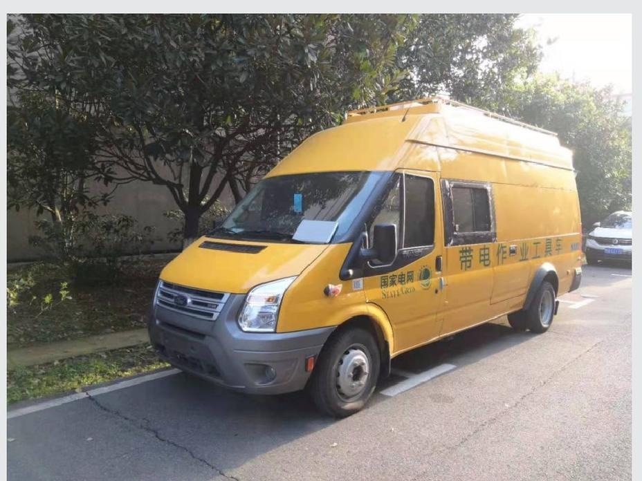 Live-line Tool Storage Vehicle — Portfolio photograph