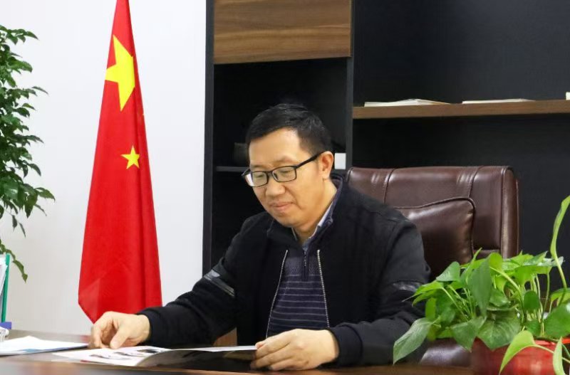 Yu Qinghai, founder of SEEHO, working at his desk